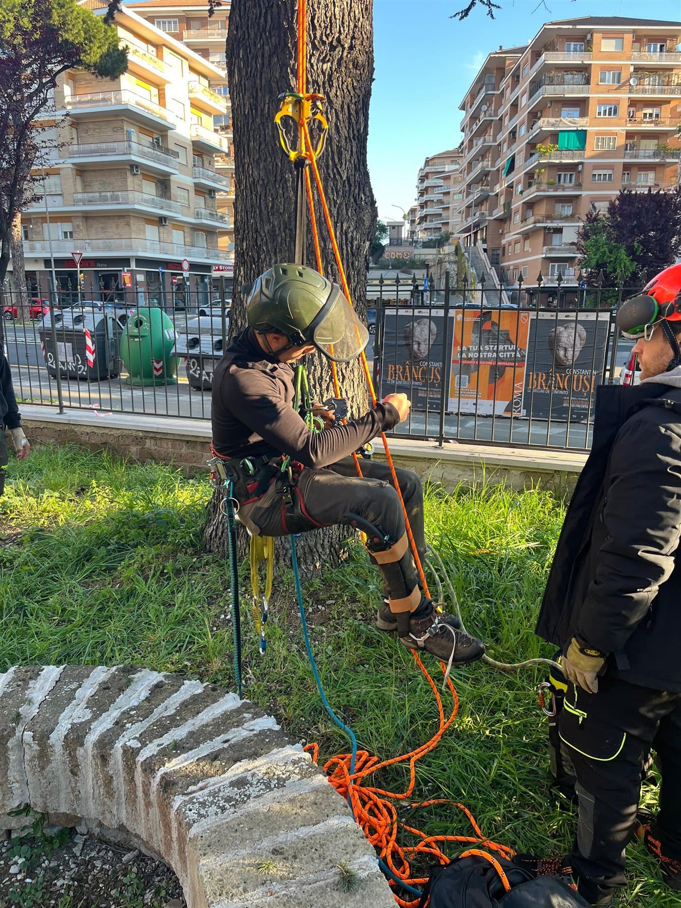 Francesco e Gabriele durante la preparazione di un accesso in chioma